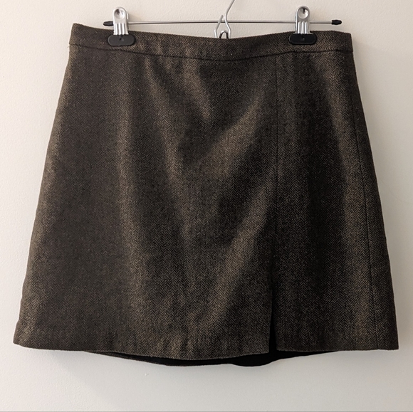 BR Green Knit Mini Skirt w/ small Slit - Picture 3 of 5